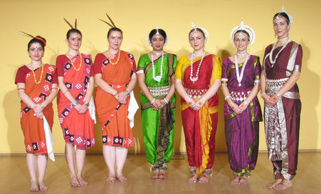 Indiai tánc előadás utána a csoport