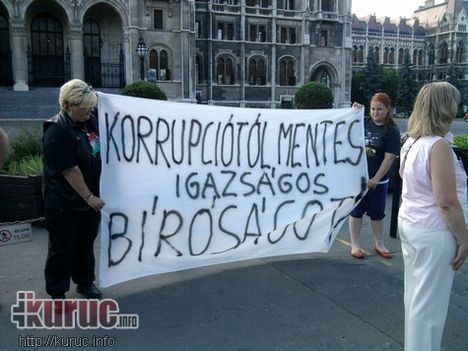 Képgaléria a kilakoltatások elleni Kossuth téri tüntetésről 2
