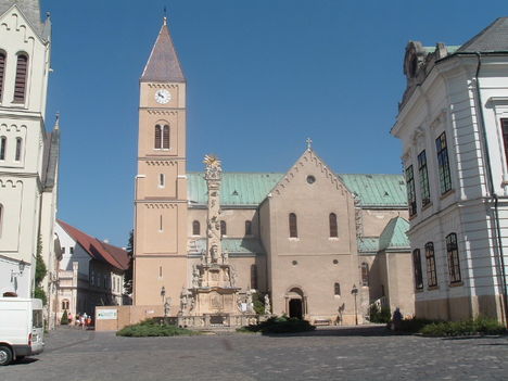 Veszprém Szent Mihály székesegyház, ahol kereszteltek.. Állítólag Boldog Gizella kezdte építeni...