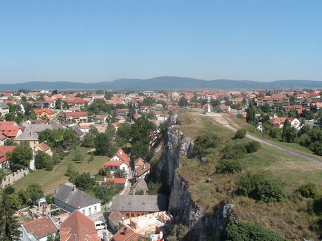 Látkép a várból a város északi részéreA vár alatt a Benedek hegy, és Dózsa város látképe