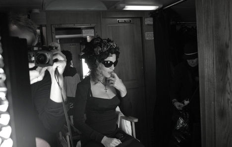 20100714-madonna-dolce-gabbana-fall-winter-campaign-behind-scenes-03