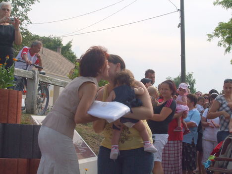 A 2009-ben született gönyűi gyermekeket köszöntő tábla avatása 11