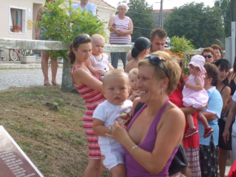A 2009-ben született gönyűi gyermekeket köszöntő tábla avatása 13