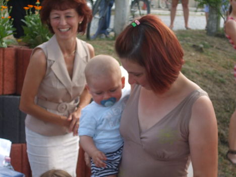 A 2009-ben született gönyűi gyermekeket köszöntő tábla avatása 28