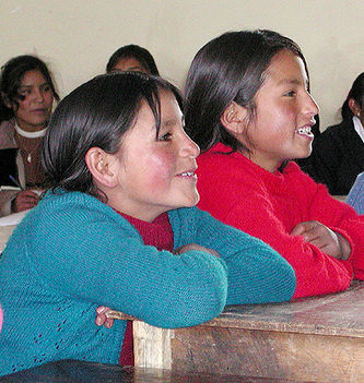 Perui lányok az iskolában.