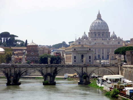Róma a Tevere hídról..