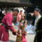 kézfogás egy ujgur kislánnyal