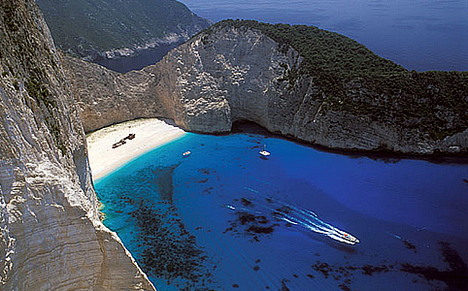 A Navagio öböl a híres hajóronccsal