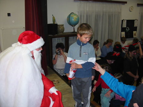 2003 Mikulásnapon az óvodások és iskolások 25