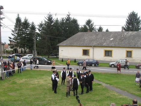 2010.10.3. verbunk a templom előtt