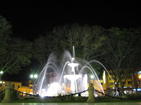 Huánuco Plaza Fountain by night.
