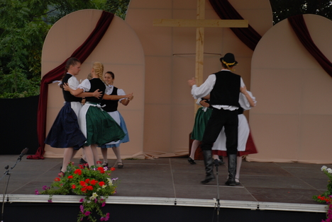 Folkloriáda: Keringő és polka (Pilis Néptáncegyüttes)