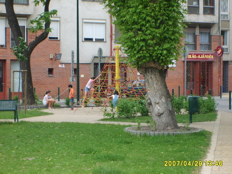 Kötélmászóka a Ferenc téren