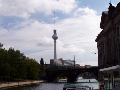 Berlin, a TV-torony a Spreeről nézve