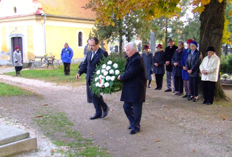 Kovács Gábor és Kiszeli Lajos koszorúz Wesztergom Imre sírjánál 2010