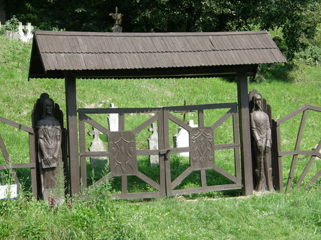Hollóháza régi temetőjének bejárata