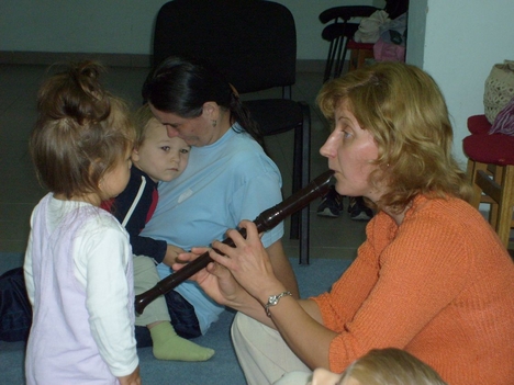 Ringató foglalkozás az ifjúsági házban 2008. szeptember 18-án