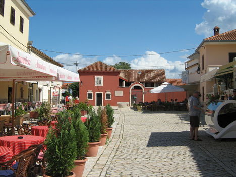 Nin hangulatos központja (a vörös épület a múzeuma)