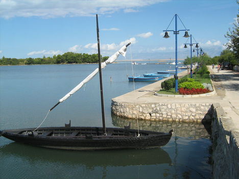 Vitorláskikötő és sétány Ninben