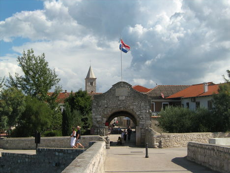 Történelmi kapu a nemzeti zászlóval, Nin