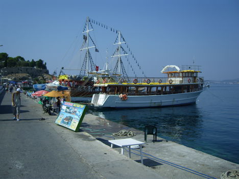 kusadasi 2kiránduló hajó