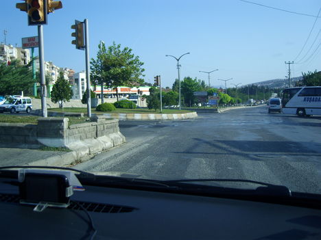 kusadasi 6kétszer- két sávot is könnyen keresztezhetünk,egy kis körforgalommal