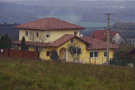 Szép új házak épülnek Litéren