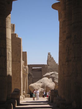 II. Ramszesz hatalmas kolosszusa a templom udvarán