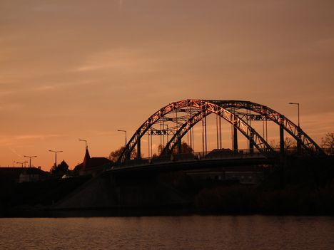 Ráckevei Árpád-híd naplementekor
