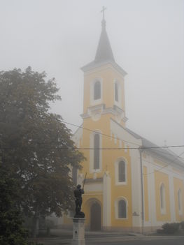 A falu egy ködös őszi napon 1