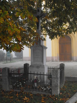 A falu egy ködös őszi napon 2