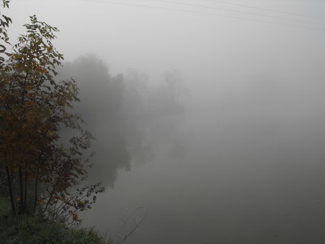 A falu egy ködös őszi napon 6