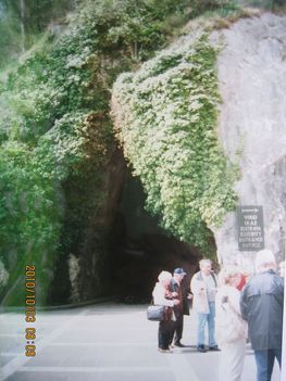 Szlovénia csepkőbarlang kijárata