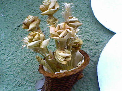 Csuhéból készült virág