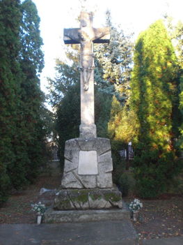 Az 1848-49-es emlékkereszt a templomkertben