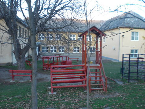 Az iskola udvara