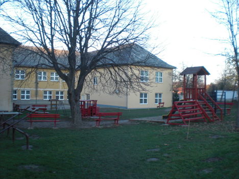 Az iskola udvara