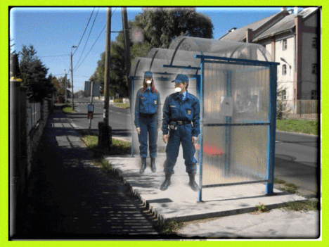 Tanakodó rendőrök egy furcsán álló buszmegállóban.