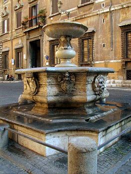 Fontana della Piazza Campitelli