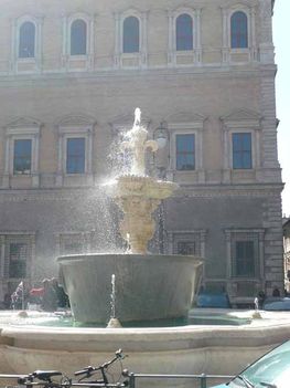 Fontana_di_piazza_farnese_roma_2