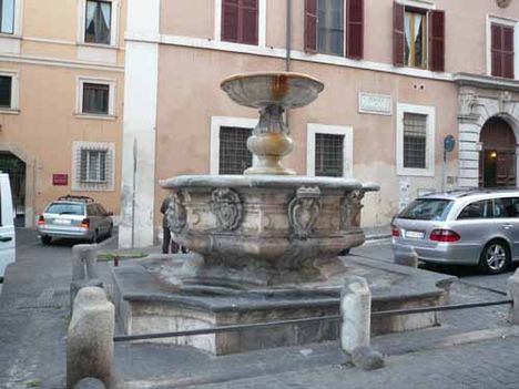 fontana piazza in campitelli 4