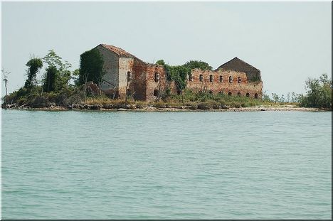 pusztuló rom a lagunában