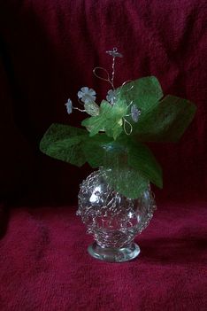 gyöngyhorgolt váza virággal
