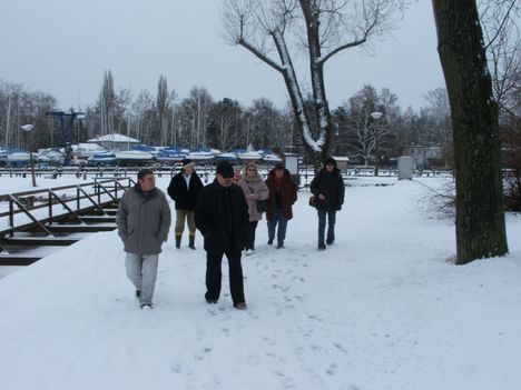 A csapat a havas kikötőben