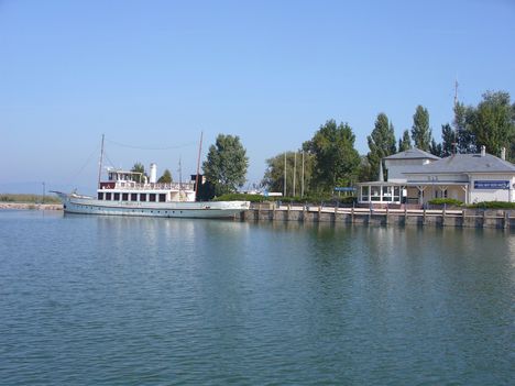 Balatonboglár-és a kikötő.
