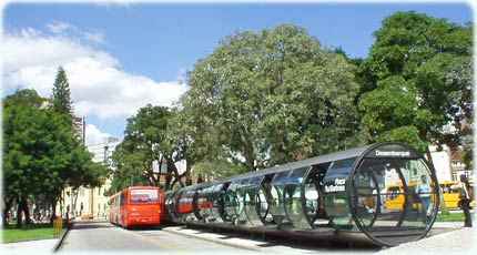 Modern közlekedési megállóhely Curitiba-ban