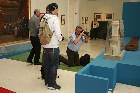 első látogatók a fotósok és újságírók
