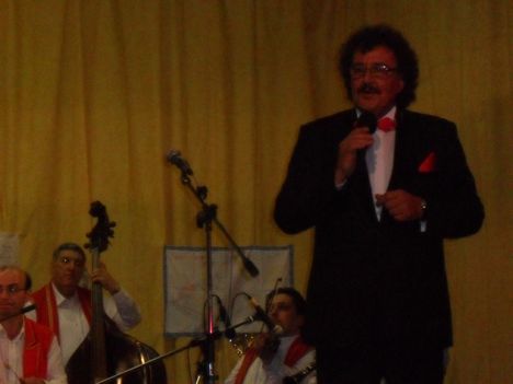 Koltai Zoltán énekel