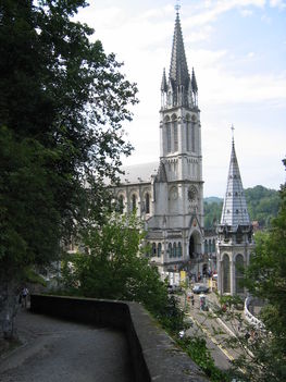 Lourdes-i templom a keresztút felől