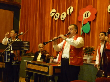 Dobó István a klarinétos és háttérben  a zenekar.